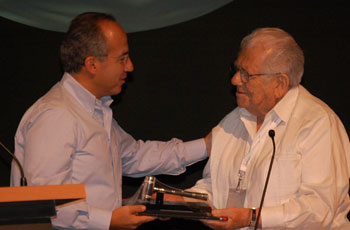 Entrega del Reconocimiento ABM al M�rito 2010 a Don Carlos Abedrop D�vila